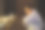 孤独英俊的亚洲年轻男子坐在晚上的酒吧图片下载
