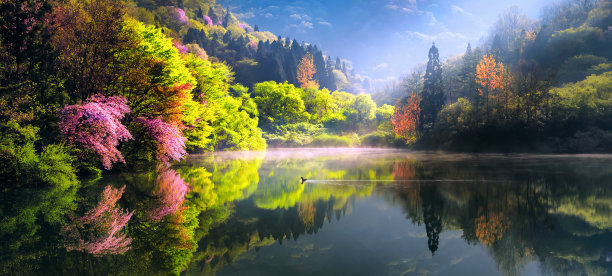 南太浩湖翡翠湾的日落。在色阳池的小岛上，山上湖上五颜六色的夕阳倒影图片下载