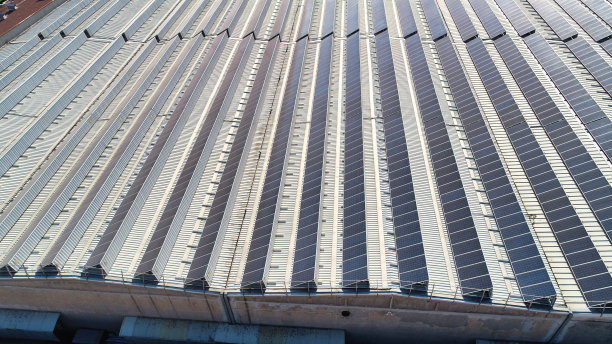 工厂屋顶上太阳能电池板的鸟瞰图图片下载