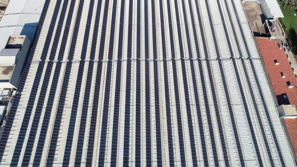 工厂屋顶上太阳能电池板的鸟瞰图图片下载