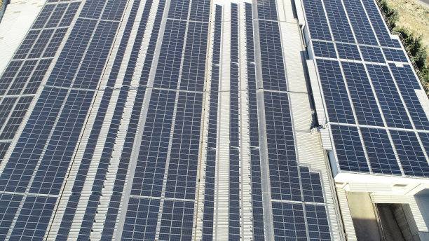 工厂屋顶上太阳能电池板的鸟瞰图图片下载