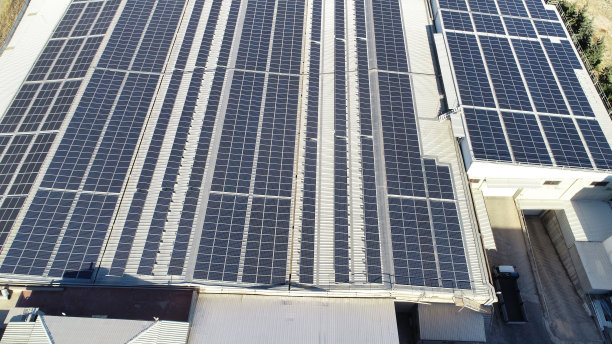 工厂屋顶上太阳能电池板的鸟瞰图图片下载