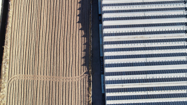 工厂屋顶上太阳能电池板的鸟瞰图图片下载