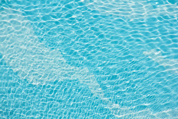 游泳池的高角度视图。图片下载