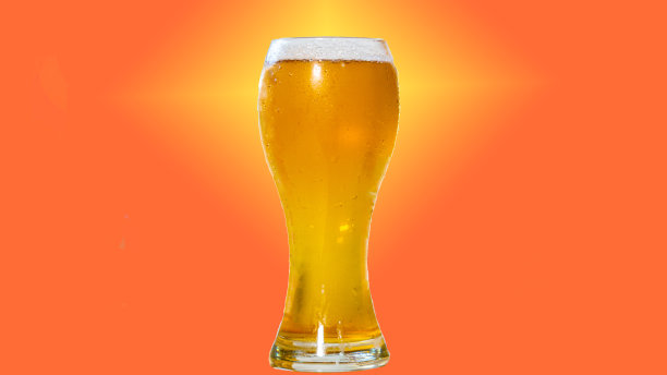 橙色背景上Biere玻璃的特写视图。图片下载