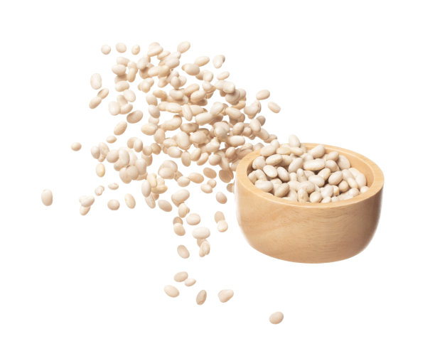 白豆飞在木碗里吐，白豆飘炸，抽象的云飞。白豆飞溅在空气中。白色背景隔离高速快门，定格运动图片下载