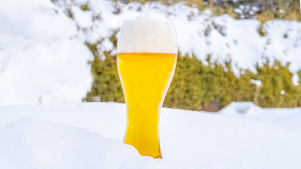 在刚下的雪里喝一杯啤酒图片下载