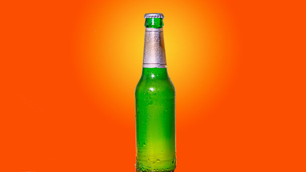 一个橙色背景的酷炫啤酒瓶。图片下载