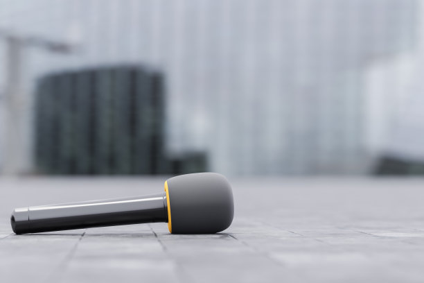 记者麦克风在城市背景。报道:报告、调查性新闻或新闻的发表或宣布城市面试图片下载