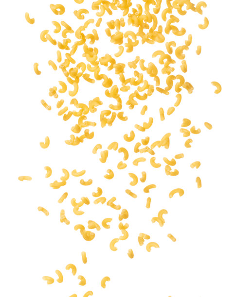 通心粉成群掉落，黄色的通心粉飘炸，抽象的云飞。弯曲的通心粉在空中飞溅。白色背景隔离高速快门，定格运动图片下载