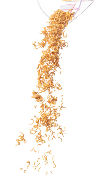 泡面群起而落，黄色的泡面飘炸，抽象的云飞。弯曲的干方便面在空气中飞溅。白色背景隔离高速快门图片下载