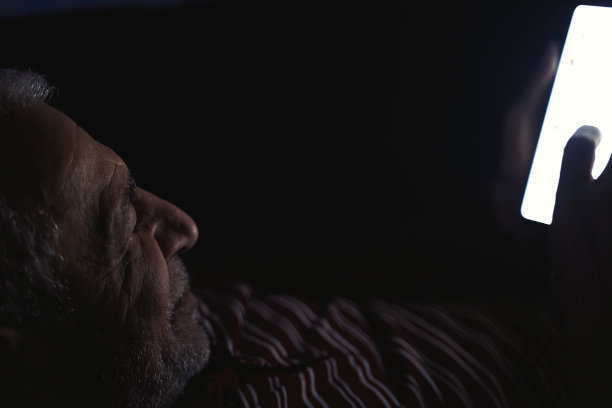 老人在用手机图片下载