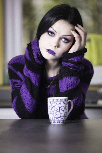 哥特女士在厨房里图片下载