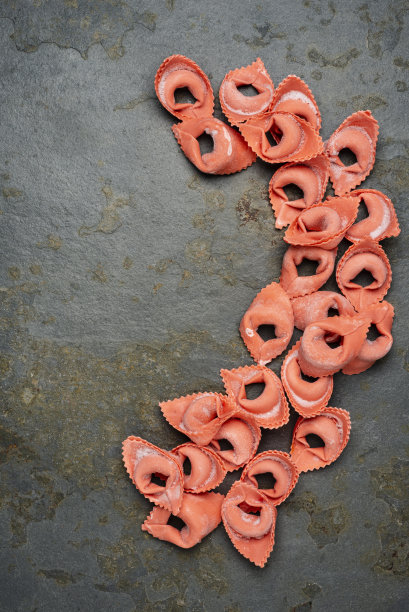 冷冻新鲜的意大利饺子图片下载