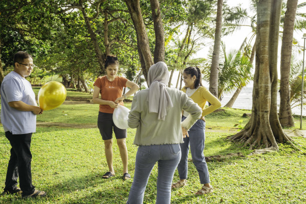 一群人在沙滩上训练。春天的一天，他们在公园里练习合作。图片下载