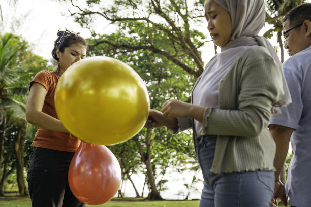 一群人在沙滩上训练。春天的一天，他们在公园里练习合作。图片下载