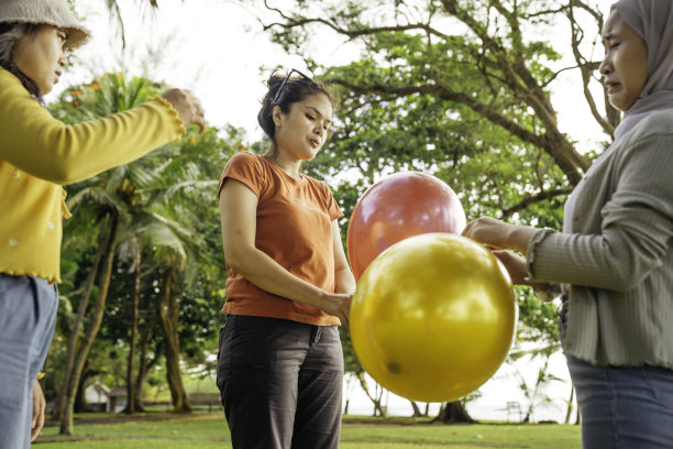 一群人在沙滩上训练。春天的一天，他们在公园里练习合作。图片下载