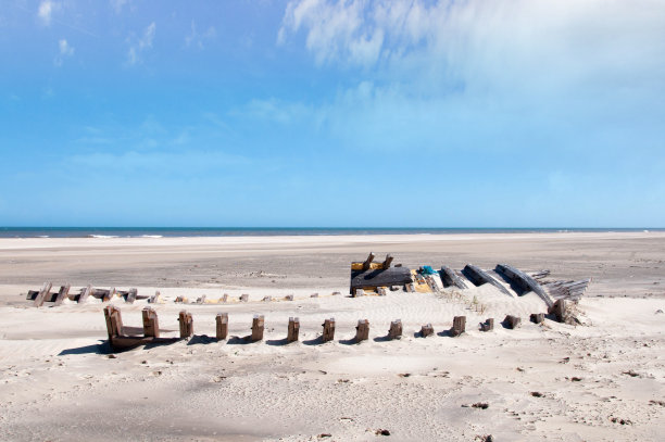 海边一艘古代沉船的照片图片下载