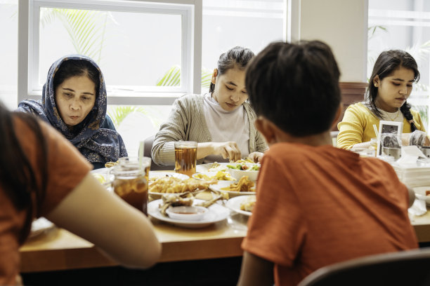 大家庭一起吃印尼饭图片下载