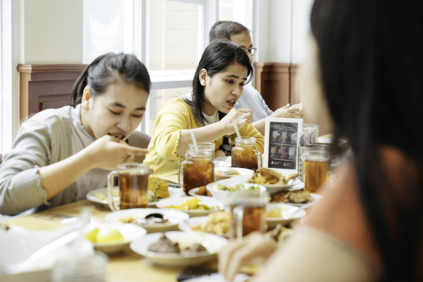 大家庭一起吃印尼饭图片下载