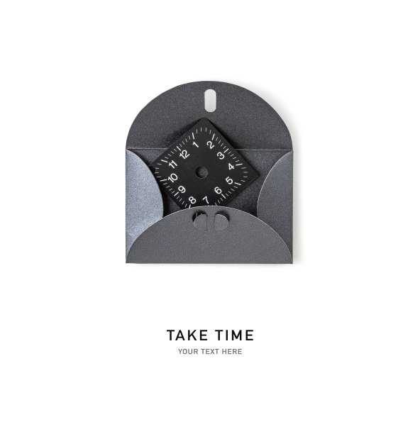 黑色信封与时钟隔离在白色背景图片下载