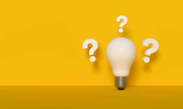 黄色背景上有问号和灯泡。创新和新理念。图片下载