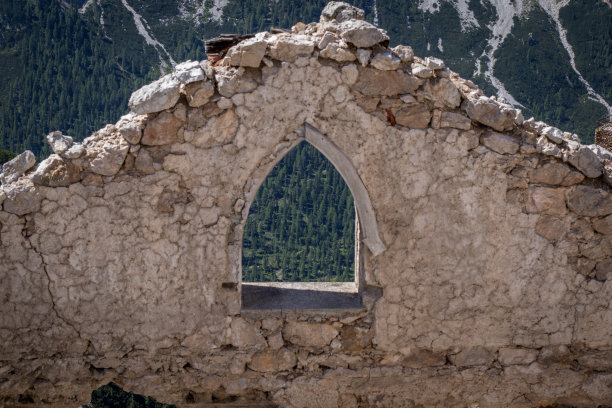 一座老旧的被摧毁的建筑矗立在白云石小道附近图片下载