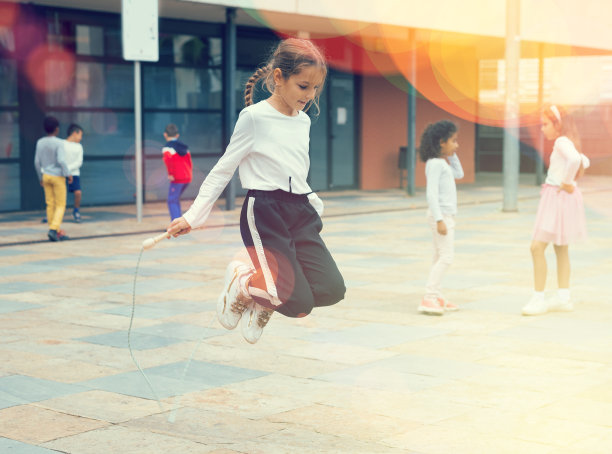 运动少女在学校操场跳绳课间休息图片下载