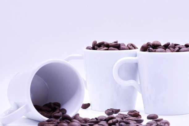 白色背景上的咖啡豆特写图片下载