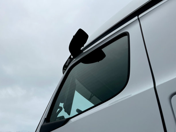 一辆卡车驾驶室的数字后视镜对着天空图片下载