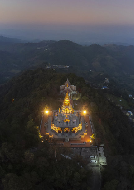 泰国清莱Doi Mae Salong Khaoi, Sinakarintra Stit Mahasantikhiri塔夜间的鸟瞰图(无人机照片)。图片下载