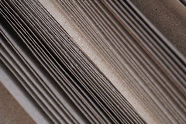 关闭切断纸板材料。纸板生产概念图片下载