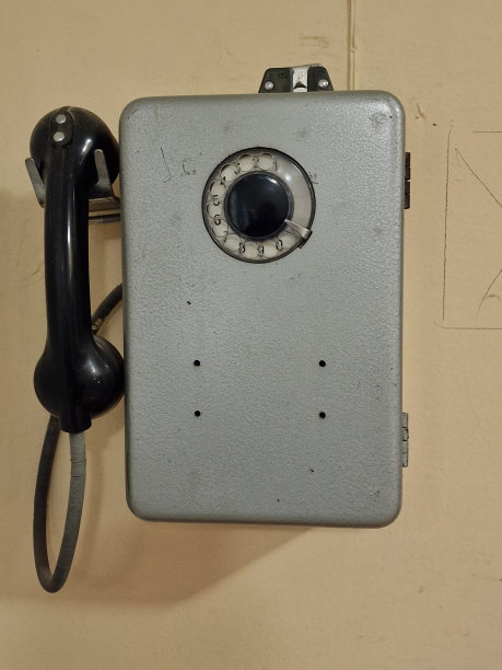 一台旧电话挂在混凝土墙上图片下载