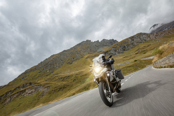 骑摩托车的人在奥地利阿尔卑斯山图片下载