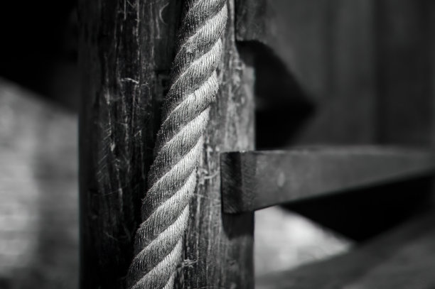 木制旋转楼梯，用绳子爬到顶部图片下载