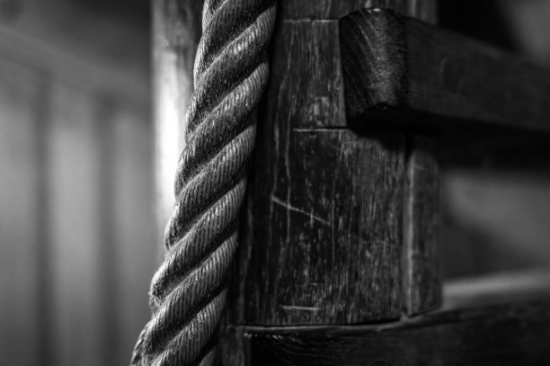 木制旋转楼梯，用绳子爬到顶部图片下载