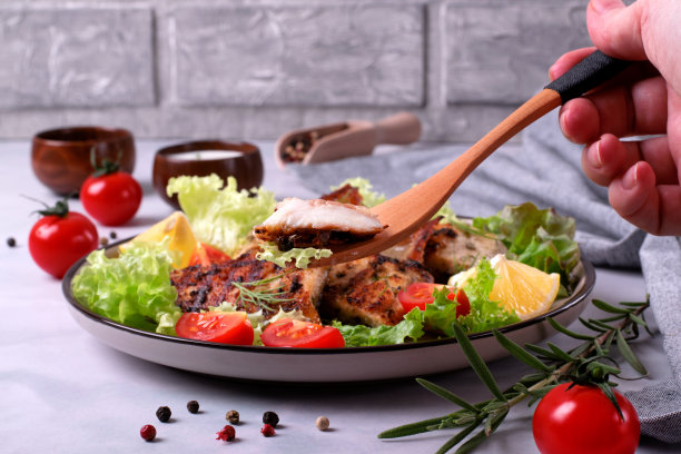 烤鲟鱼片配新鲜沙拉图片下载