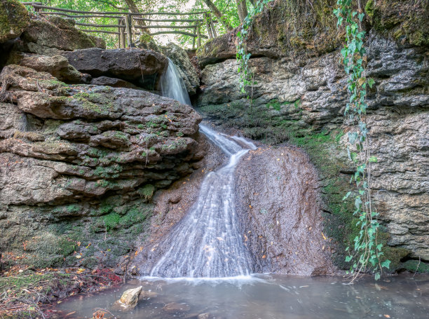瀑布Kartala位于保加利亚Veliko Tarnovo附近。水在森林里流动图片下载