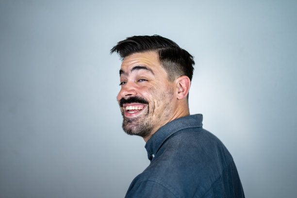 英俊的年轻男性工作室头照白色背景图片下载