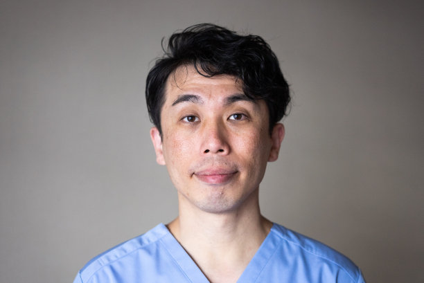 面部表情积极的亚洲男人肖像图片下载