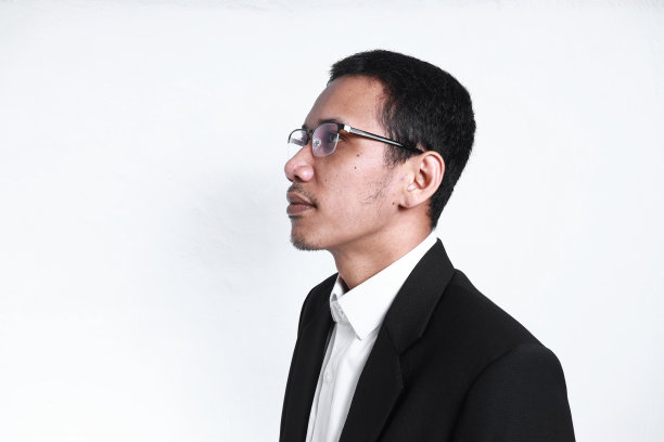 白色背景下的男子肖像图片下载