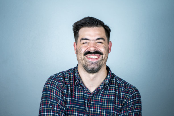 英俊的年轻男性工作室头照白色背景图片下载