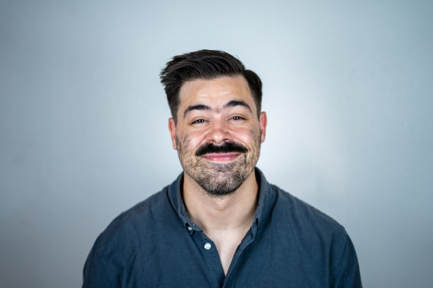 英俊的年轻男性工作室头照白色背景图片下载