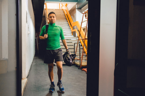 亚洲男子去参加拳击训练图片下载