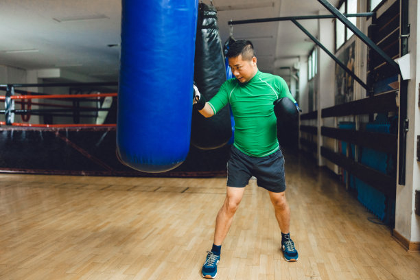亚洲男子去参加拳击训练图片下载