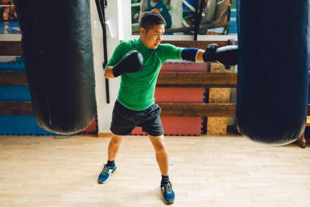 亚洲男子去参加拳击训练图片下载