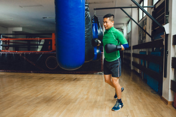 亚洲男子去参加拳击训练图片下载