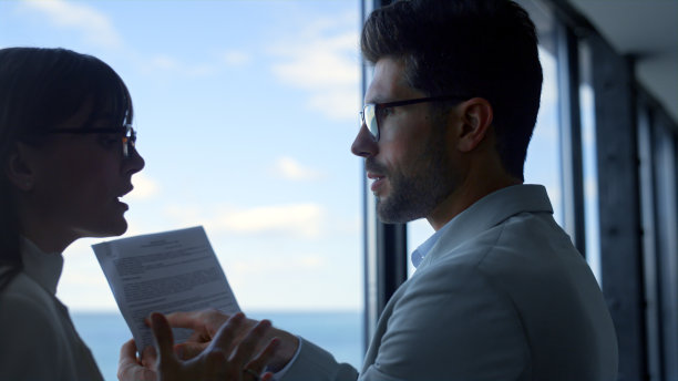 特写男子扔文件与女商人争论。业务伙伴冲突图片下载