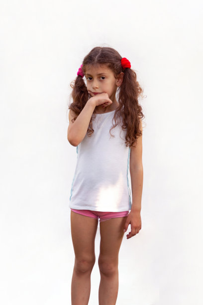 沉思的小女孩，手放在下巴上看着相机图片下载