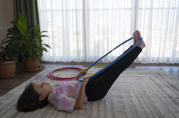 小女孩在玩呼啦圈图片下载